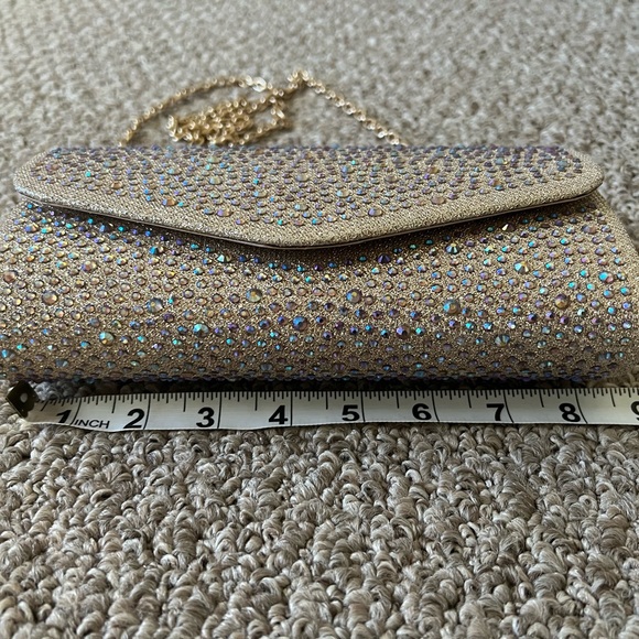 Beautiful Beaded Clutch with Gold and an additional Silver Chain. - Picture 3 of 12